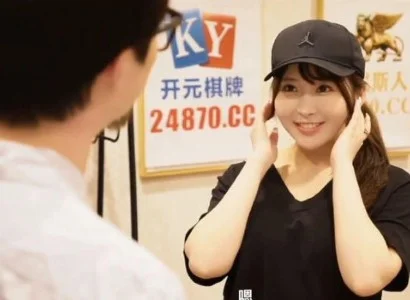 Em nhân viên giao hàng dễ tính dễ tính trong lúc gặp